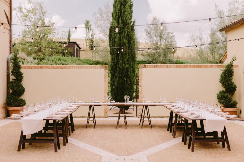 event table coverage outdoors with plates and glasses